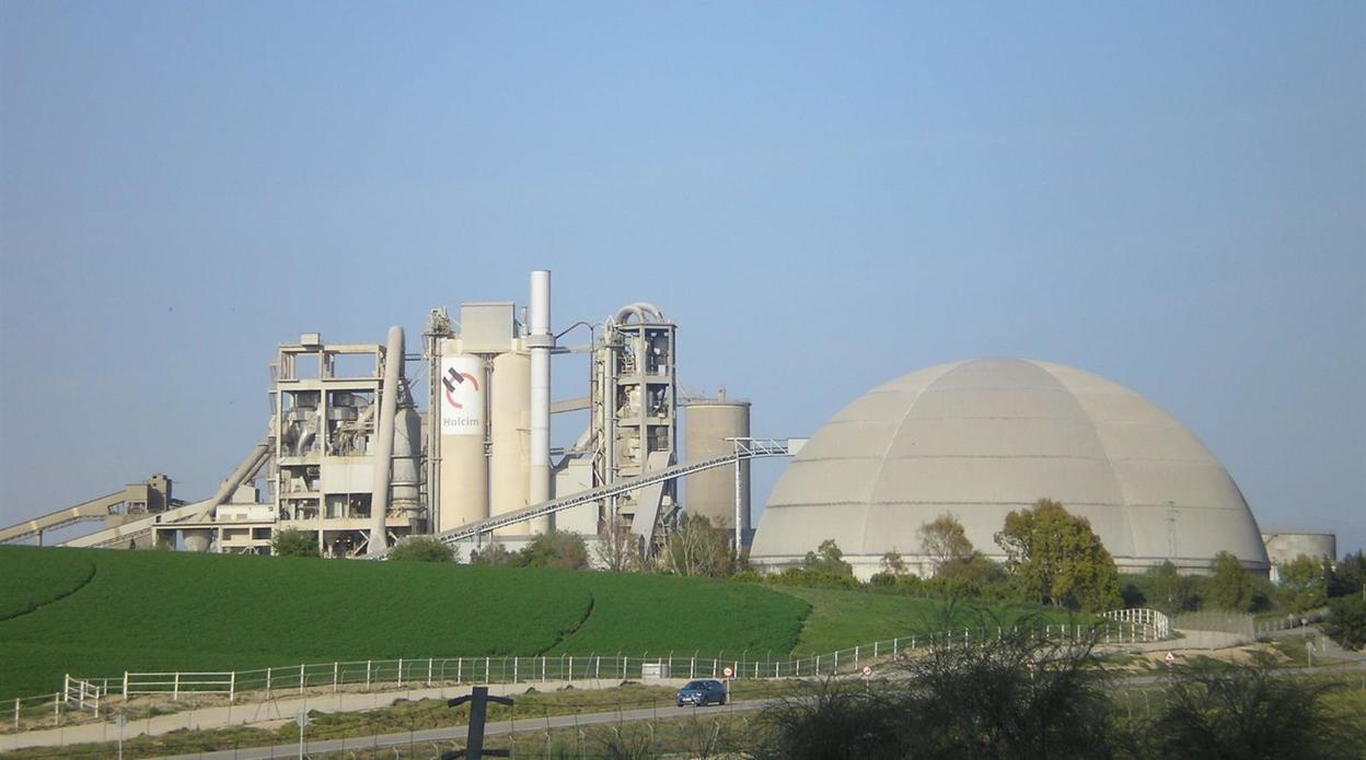 Trabajadores de Holcim se concentran a las puertas de la fábrica en Jerez por el anuncio de despidos colectivos