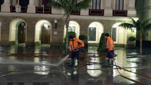 Polémica por un presunto brote en la plantilla del servicio de limpieza de Cádiz capital