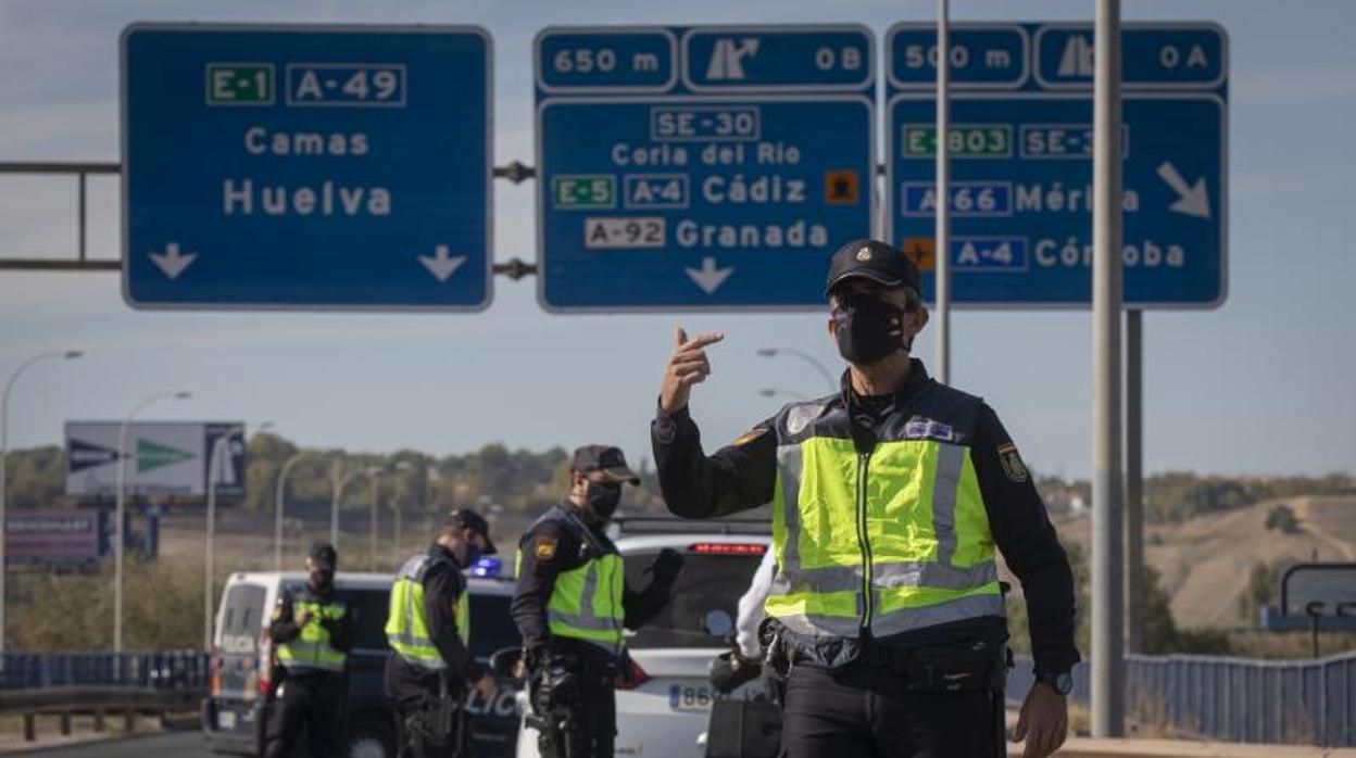 Agentes de la Policía Nacional durante un control en la salida de Sevilla dirección Huelva en octubre