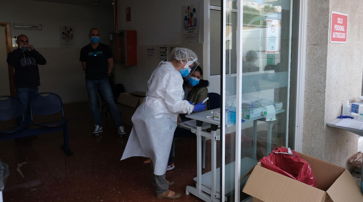 Prueba de coronavirus en el Hospital Puerta del Mar de Cádiz.