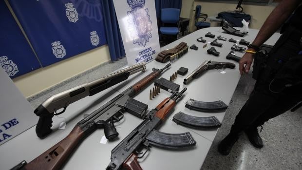 Rebaja de doce a tres años de cárcel para un vecino de La Puebla del Río por tener un fusil Cetme