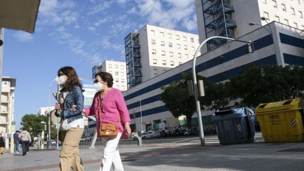 Coronavirus en Cádiz: Los hospitales Puerta del Mar y San Carlos preparan espacios ante la avalancha de ingresos en la UCI