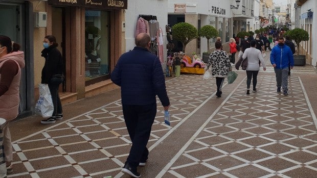San Fernando afronta el cierre de su actividad no esencial realizando «las compras de última hora»