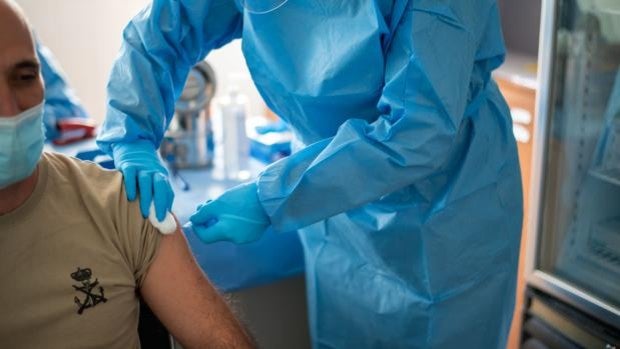 Los miembros de la dotación del buque 'Castilla' son los primeros militares inmunizados en la provincia