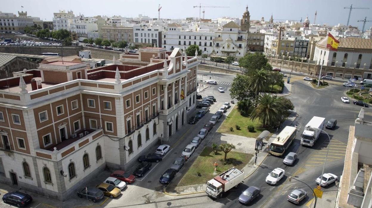 El foro ‘Salvemos la Aduana’ planta cara al Ayuntamiento de Cádiz