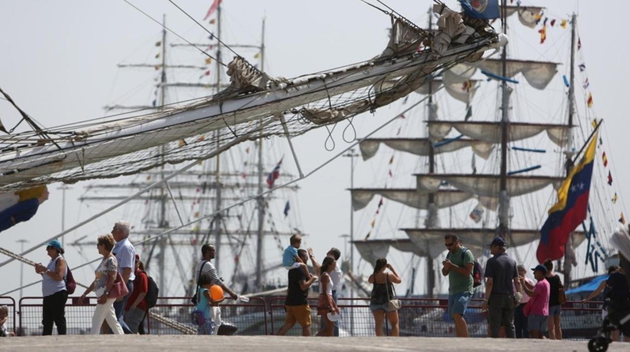 Imágenes del muelle gaditano en la última Regata de Grandes Veleros celebrada en el año 2016.