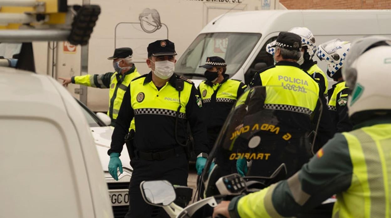 La Policía Local y la Guardia Civil de Utrera sorprendieron a 30 personas en el interior del establecimiento