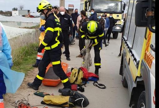 Una joven queda atrapada en una alambrada tras chocar un vehículo y un ciclomotor en Sanlúcar