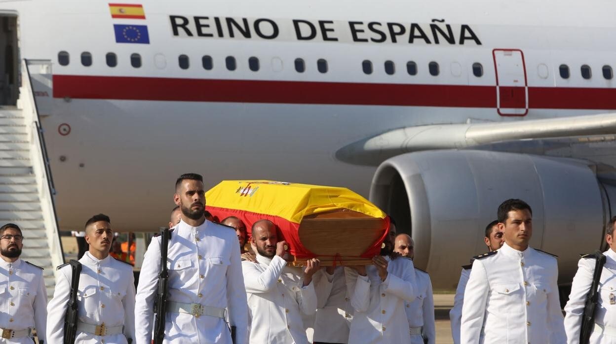 Imagen de archivo de la llegada del cadáver de Antonio Carrero Jiménez a la Base Naval de Rota.