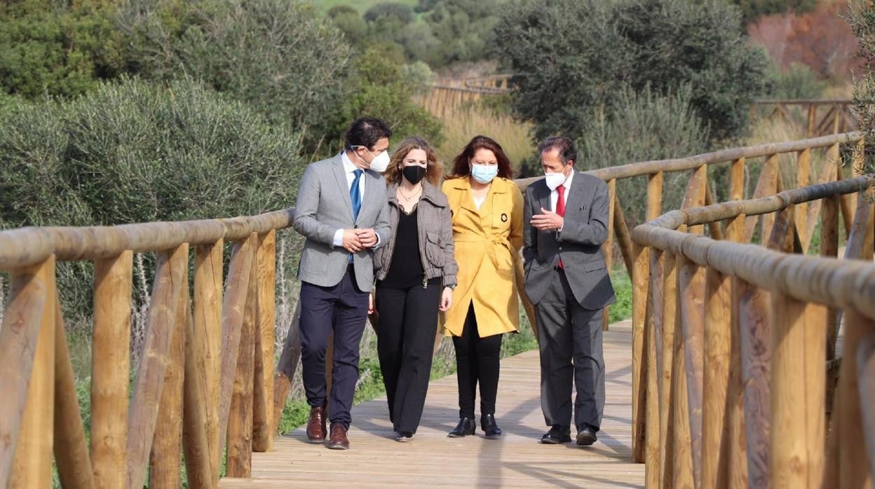 Imagen de la visita de Carmen Crespo a la Puerta Verde de Chiclana.