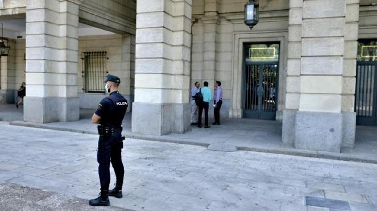 Un agente de la Policía Nacional vigila los exteriores de la Audiencia de Sevilla