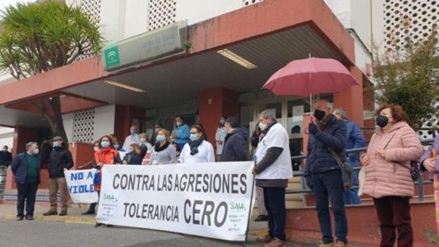 Ocho meses de cárcel, 20 días de multa y orden de alejamiento por agredir a una pediatra en Écija