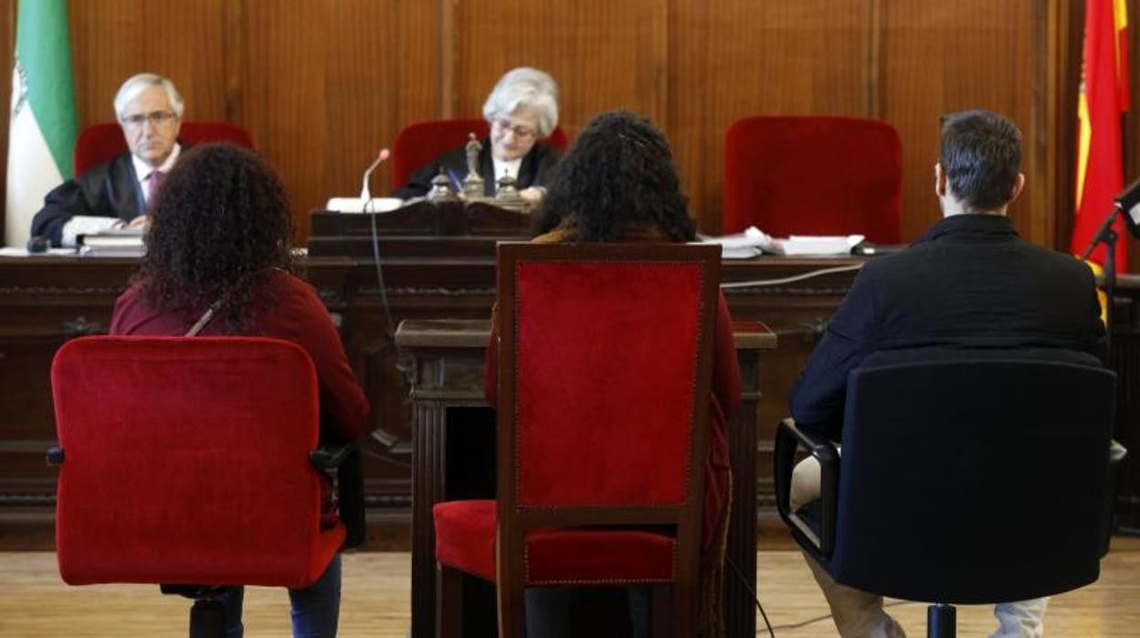 Los tres acusados durante el juicio celebrado en la Audiencia de Sevilla en febrero de 2020