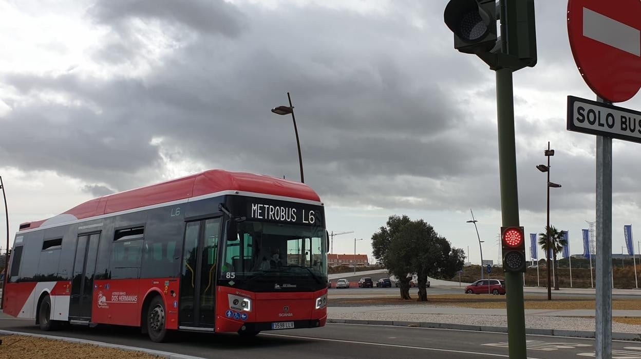 Imagen del Metrobús circulando hoy entre las avenidas de las Universidades y Clavero Arévalo