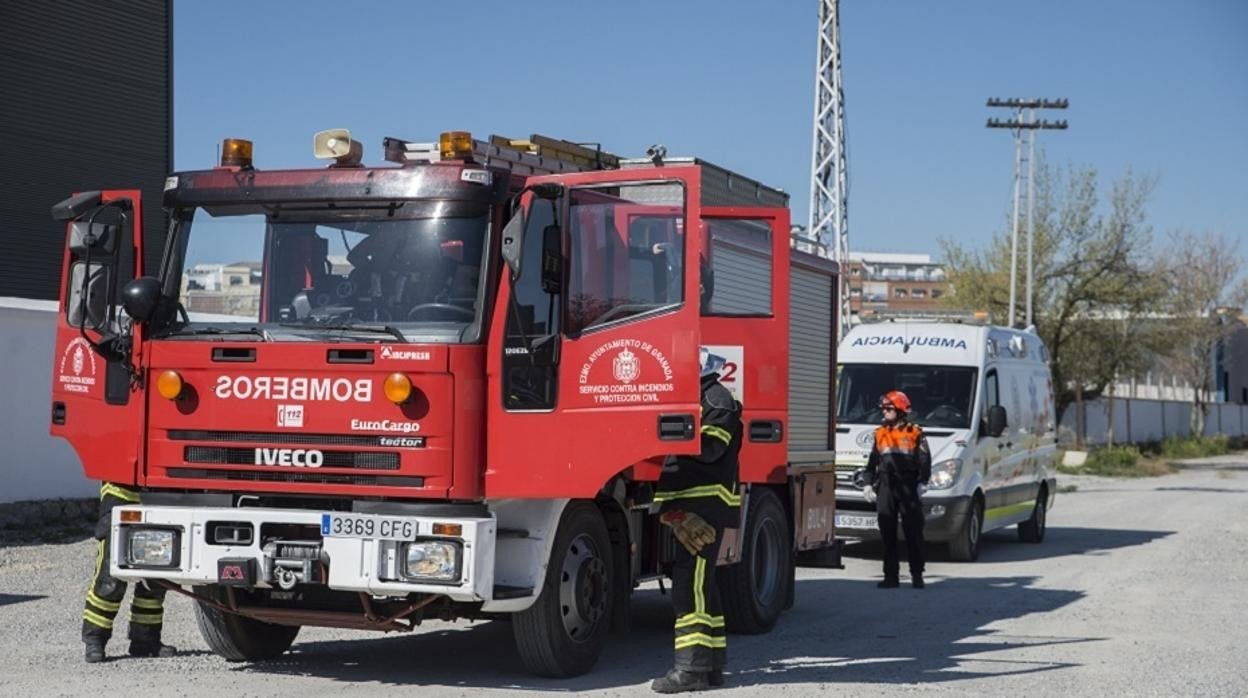 Bomberos que intervinieron en el incendio del bloque de viviendas de Alcalá de Guadaíra