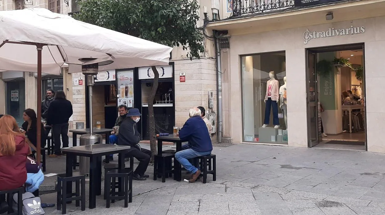 Las tiendas y los bares de Jerez abren «con actitud Macarena: alegría y cosas buenas»
