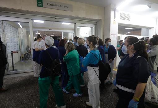 Sanitarios en la entrada del Puerta del Mar durante el incendio.