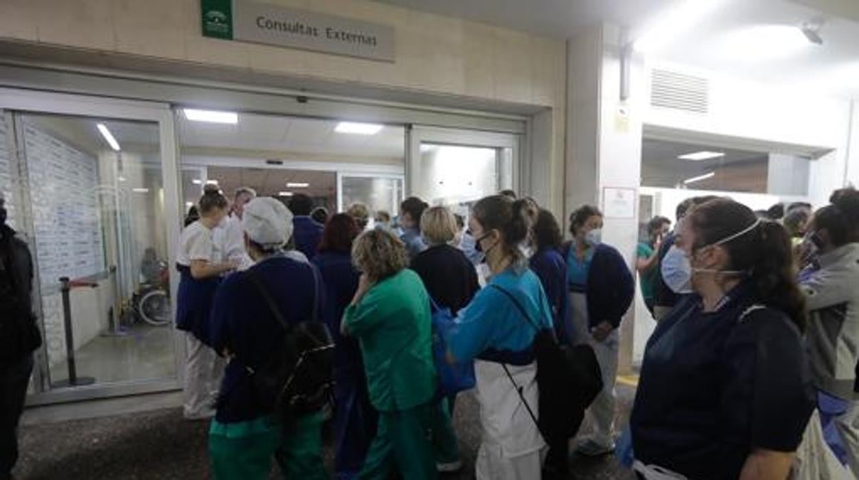 Sanitarios en la puerta del hospital durante el incendio.