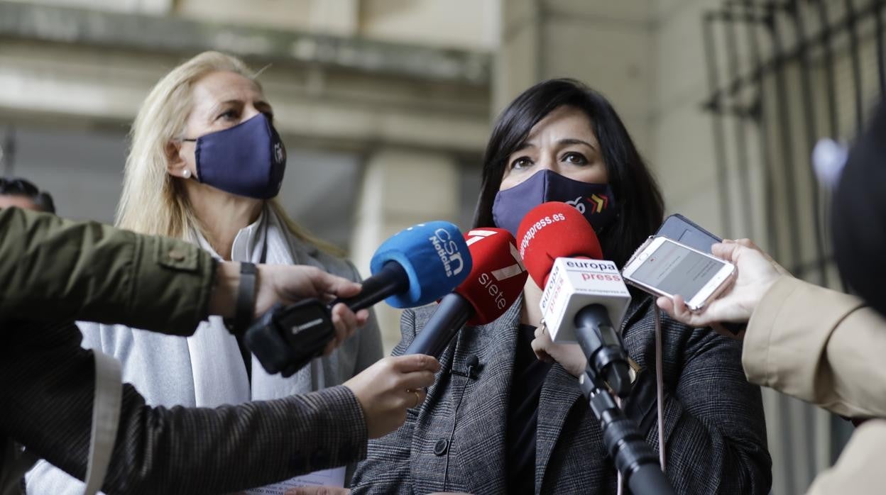 Virginia Pérez, junto a Dolores Romero, atiende a los medios en la puerta de la Audiencia de Sevilla