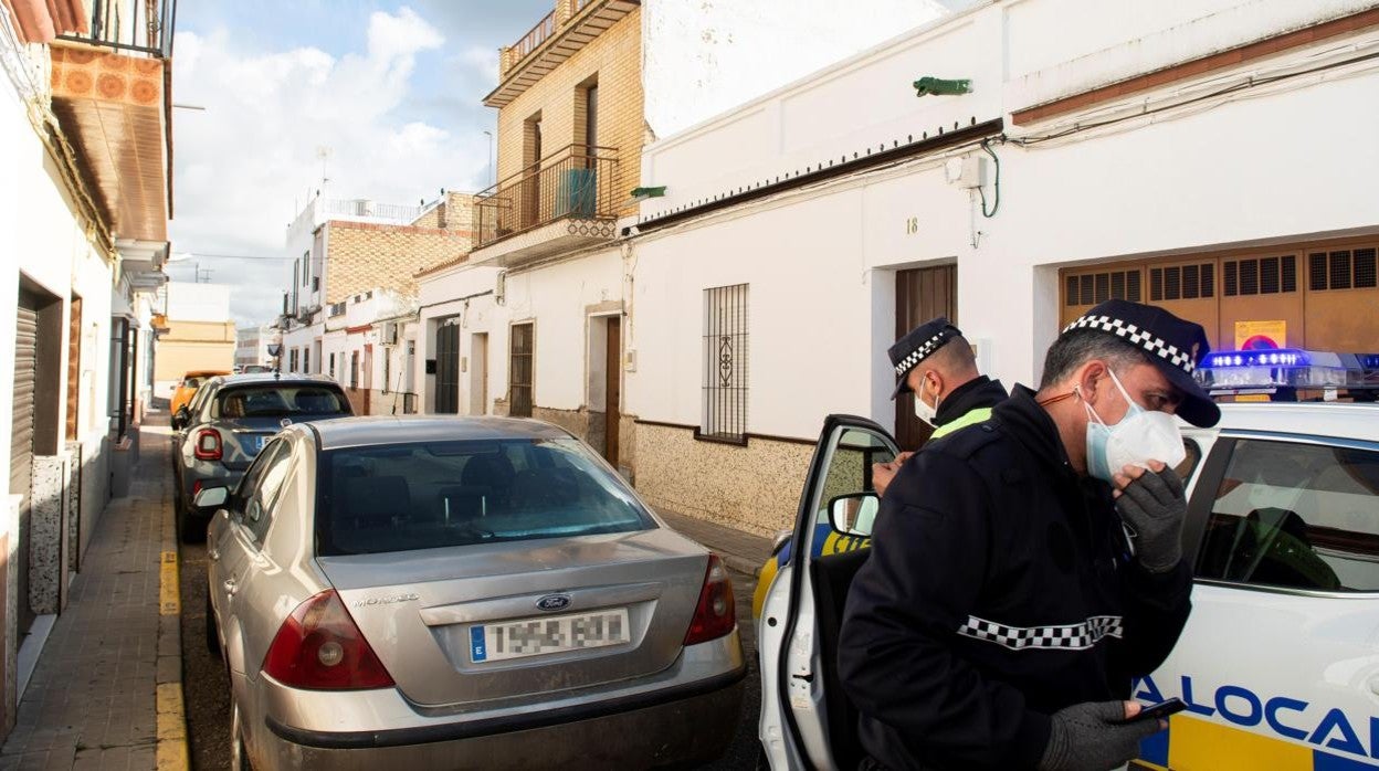 Agentes de la Policía Local de Brenes en una actuación reciente