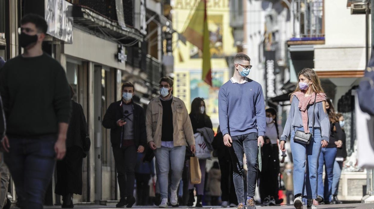 Un grupo de viandantes por una de las calles más céntricas de Sevilla capital