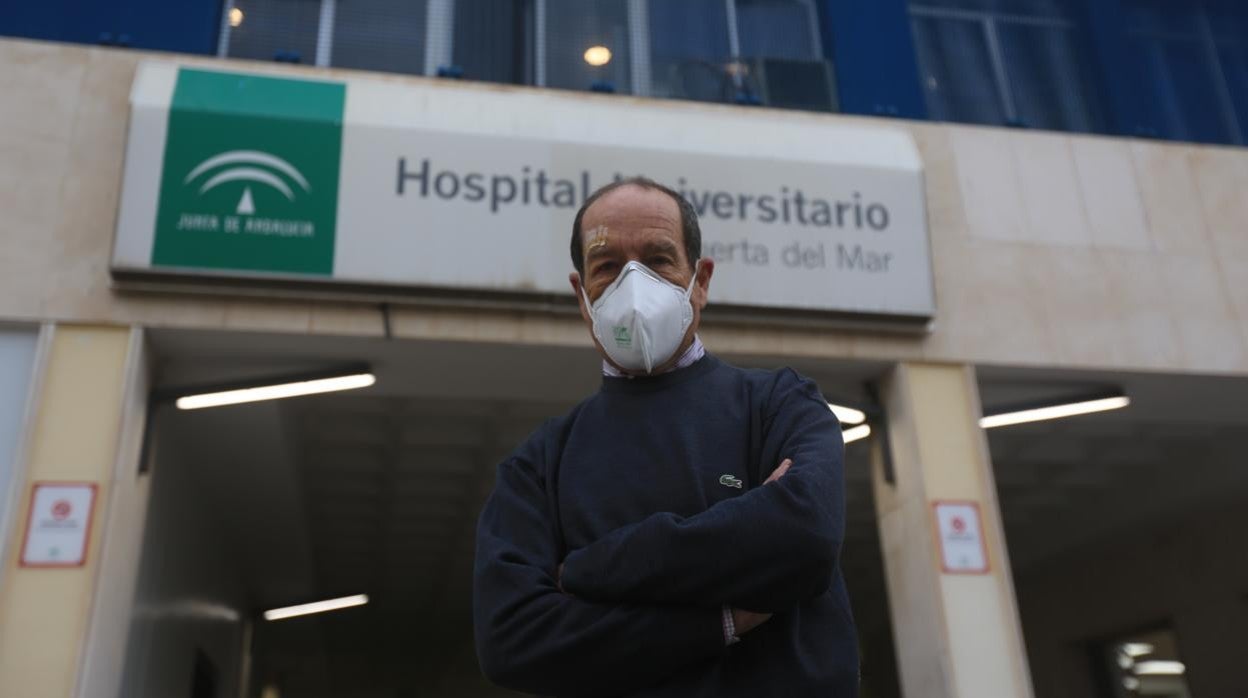 El doctor Luis Miguel Torres, en la entrada del Hospital Puerta del Mar.