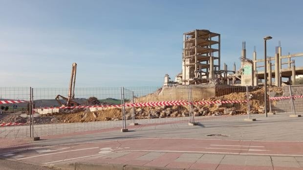 Las obras de demolición del palacio de congresos de Jerez, a buen ritmo