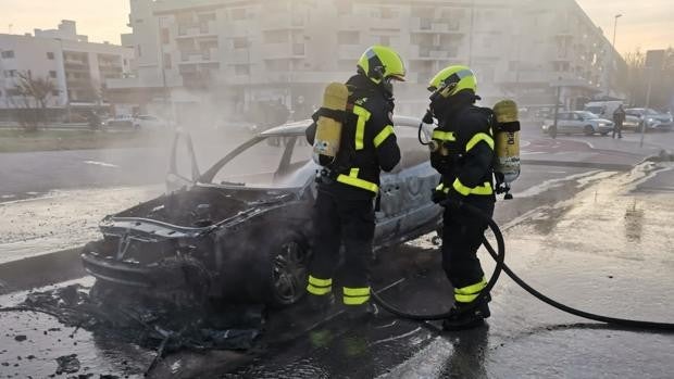 Sale ardiendo un coche en Jerez