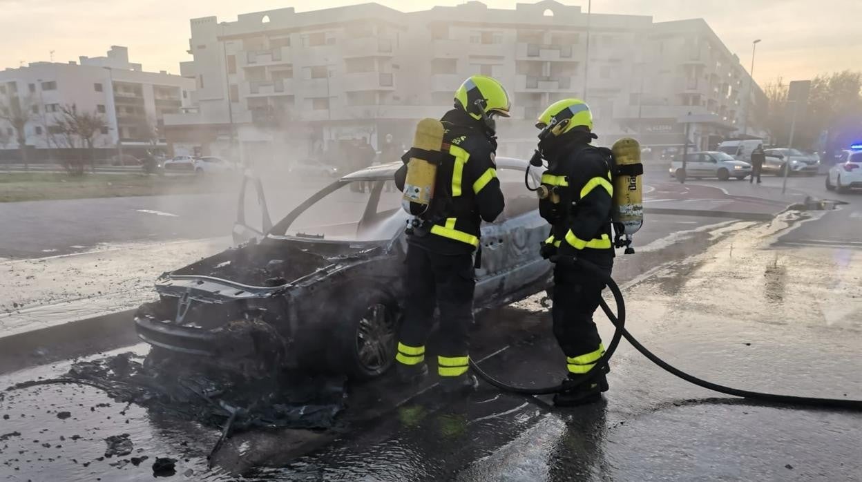 Sale ardiendo un coche en Jerez