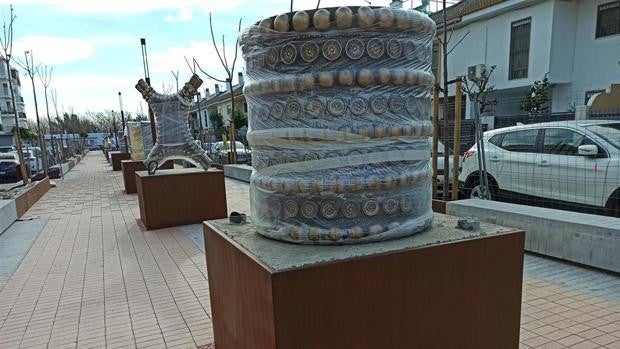 Camas homenajea al tesoro y santuario del Carambolo con piezas a gran escala del ajuar junto al enclave