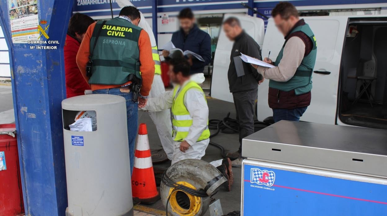 Un momento de la inspección que realizaron el año pasado la Guardia Civil en la gasolinera