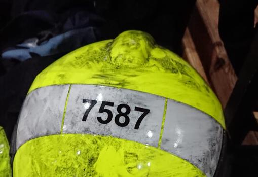 Casco lleno de hollín de uno de los bomberos que actuaron, tras el servicio.