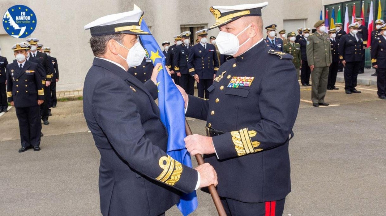 El vicealmirante Díaz del Río (izquierda), recibe el mando del general Antonio Planells (derecha).