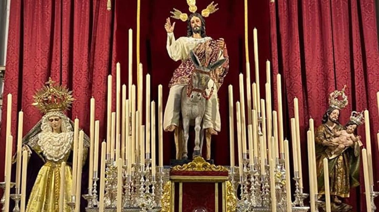 Altar de la parroquia de San José, preparado para el triduo de la hermandad de la Paz.