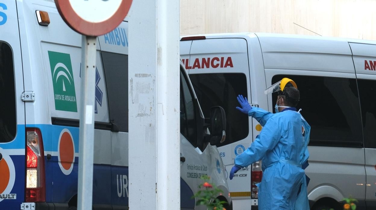 Un profesional sanitario, junto a la ambulancia.