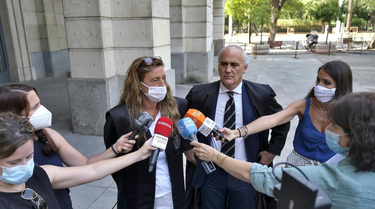 Miryam Requena y Juan de Dios Ramírez, abogados de las familias del 'Turco' y Sandra Capitán, respectivamente, atienden a los medios en el juicio en la Audiencia de Sevilla en junio de 2020