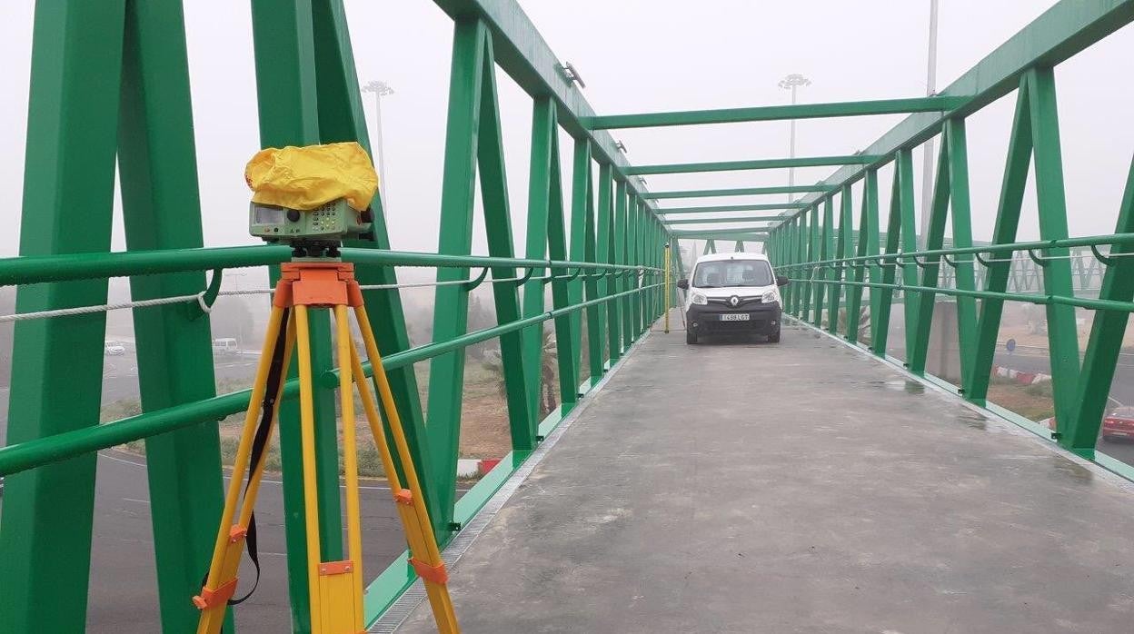 Un vehículo realizando una prueba de fuerza sobre la pasarela de Mairena del Aljarafe