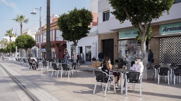 Los negocios de hostelería de San Fernando no tendrán que abonar las tasa de las terrazas durante todo el año