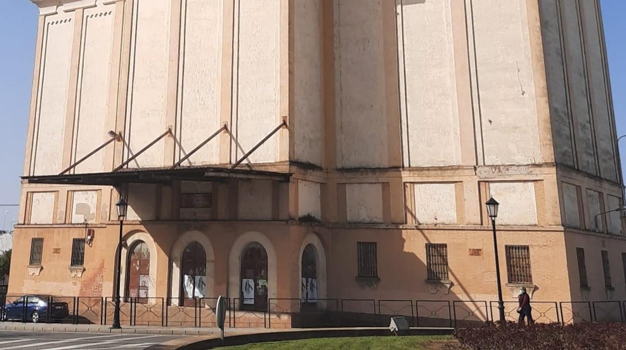 El silo de Carmona, construido en 1946 por el Servicio Nacional del Trigo