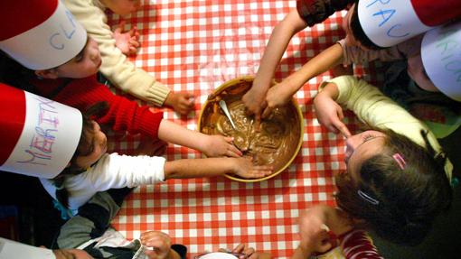 Cocinar con los más pequeños tiene muchos beneficios para ellos.