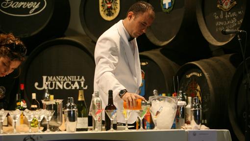 Exhibición de coctelería con vinos de Jerez en una bodega sanluqueña.