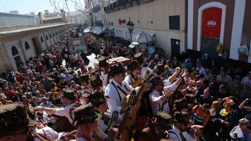 Un coro canta en las calles de Cádiz en el Carnaval de 2020.