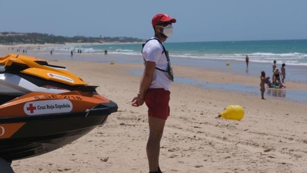 El Ayuntamiento de Chiclana inicia la temporada de playas con la puesta en marcha el servicio de salvamento y socorrismo