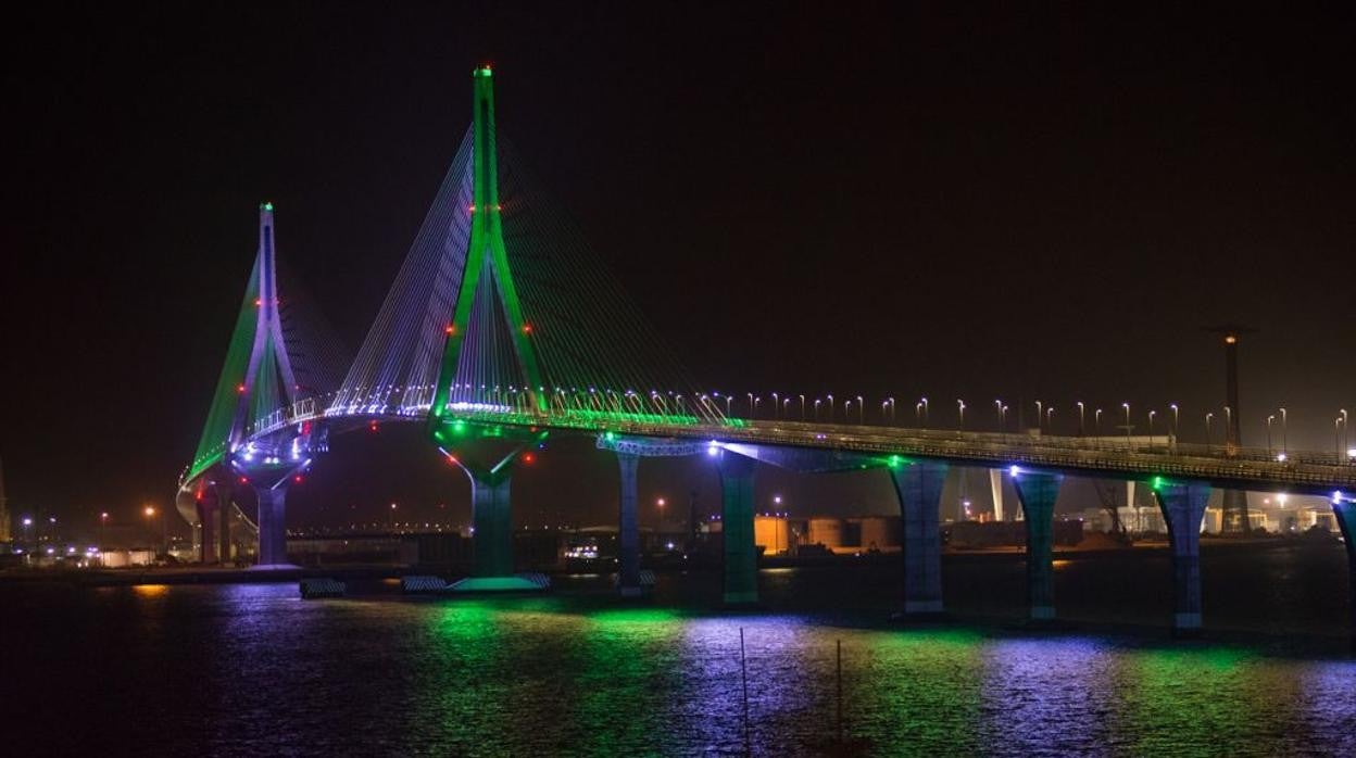 El Puente de la Pepa, verdiblanco por el Día de Andalucía.