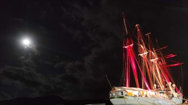 Tras cruzar el Pacífico, el buque escuela Juan Sebastián de Elcano llega a Guam