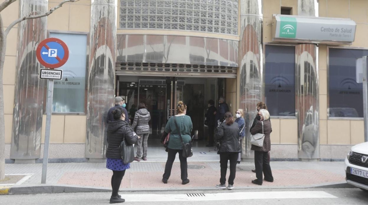 Varios usuarios del centro de salud Puerta Tierra de Cádiz, esperan su turno en la puerta.