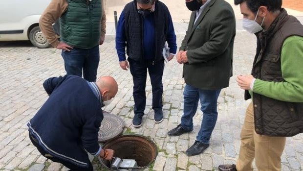 Inyectan una bacteria en el alcantarillado de Lora del Río para depurar las aguas residuales