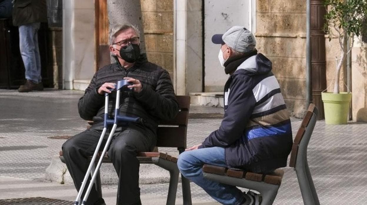Salud comienza a vacunar en sus domicilios a grandes dependientes mayores de 80 años de Cádiz