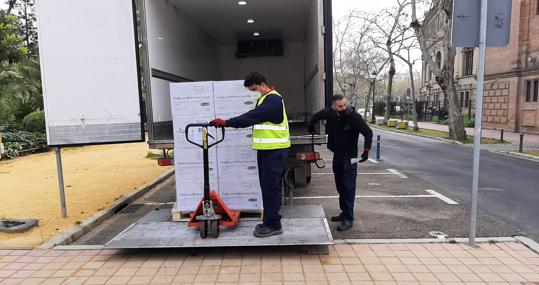 Imagen de la llegada de las mascarillas a Sevilla