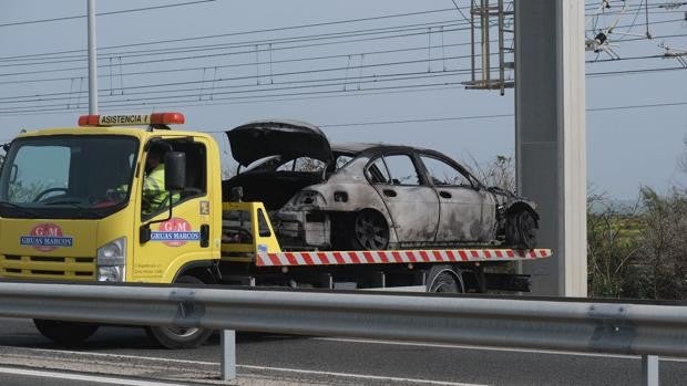 Un coche sale ardiendo en la curva de Torregorda